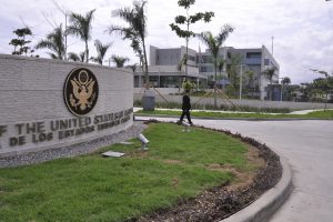Embajada estadounidense suspende servicios ante el paso de la tormenta