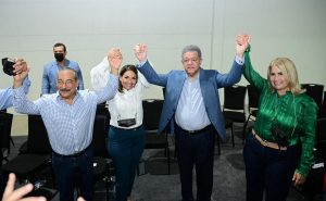 Leonel Fernández juramenta en la Fuerza del Pueblo diputada número 17 Ivannia Rivera