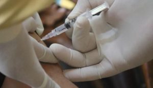 El beneficio de las vacunas superan el escaso riesgo de parálisis facial