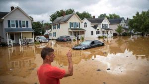 Henri deja a su paso inundaciones, miles sin luz y vuelos cancelados