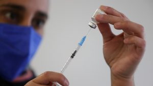 Un sanitario prepara dosis de la vacuna Pfizer en la Universidad de Santiago, Chile, 30 de junio de 2021 Ivan Alvarado / Reuters