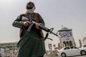 Los talibanes prohíben la música en público