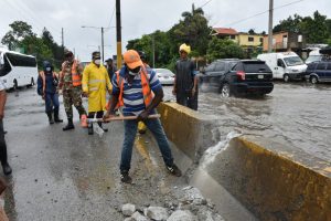 Obras Públicas trabaja para solucionar problema drenaje de la autopista Duarte