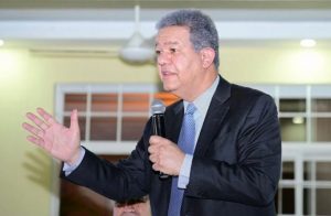 Leonel Fernández favorece lectura de la Biblia en las escuelas