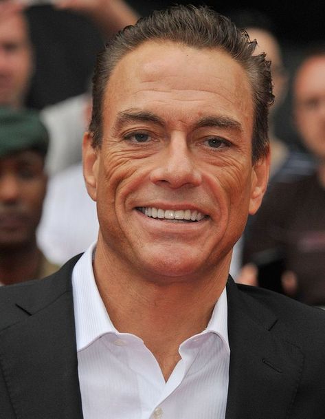 Van Damme "ayuda" a un ladrón a cometer un robo de joyas en una tienda en París
