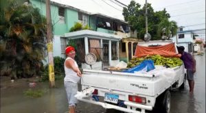 !La lluvia no para la venta¡ Guagüita platanera cruza entre inundación dejada por Fred