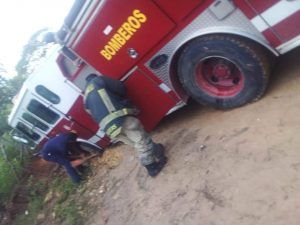 Fuego consume vivienda cuando el camión de bomberos quedó atascado en zanja