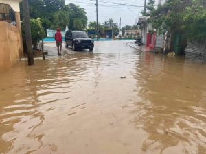 Sabana de la Mar amanece inundada y residentes se resisten abandonar sus hogares