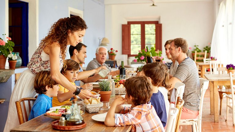 Los siete beneficios de comer juntos en familia