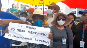 Desvinculados de Industria y Comercio protestan frente a edificio por pago de prestaciones