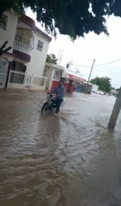 Reportan calles inundadas en Baní ante el paso de depresión tropical Grace