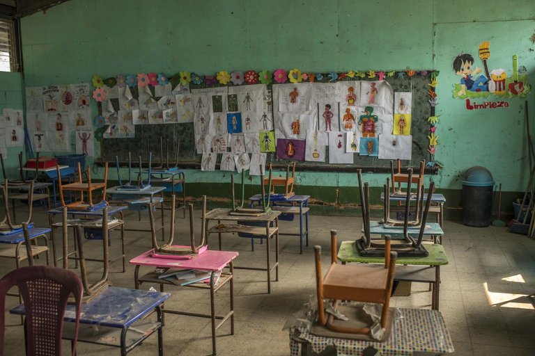 Aula vacía en la Escuela Oficial Rural Mixta N° 77 de la vereda Los Mixcos de Palencia, en Guatemala, por la pandemia de coronavirus. POLITICA SOCIEDAD © UNICEF
