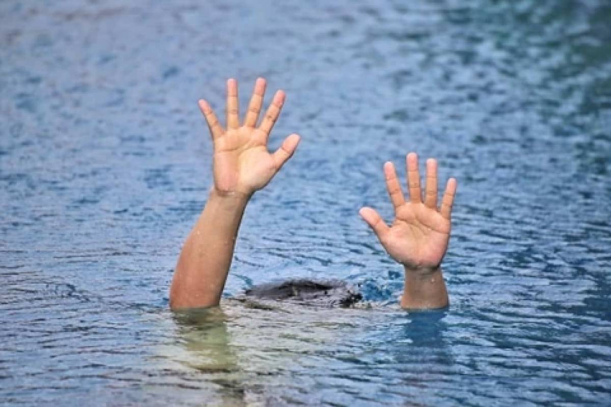 niño ahogándose en el río