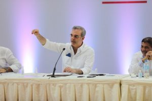 Abinader anuncia construcción de UASD-AZUA, acueductos y otras obras