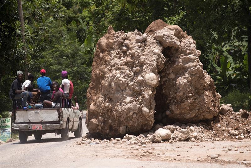 Los daños del sismo en las vías de Haití dificultan la ayuda a zonas remotas