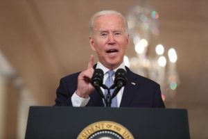 Biden dice que opción era irse de Afganistán o aumentar tropas