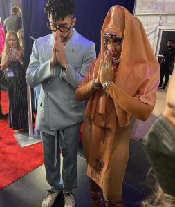 Tokischa desfila en los Latin Billboard 2021 y posa junto a Bad Bunny