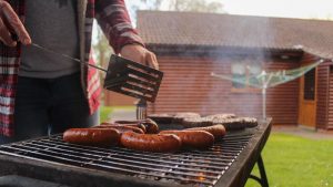 Roba un vehículo y finge luego cocinar en una parrilla para engañar a la Policía