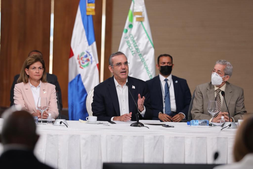 Abinader exhorta a convertir el país en líder de competitividad