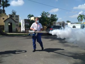 Operativo de fumigación para eliminar criaderos de mosquitos