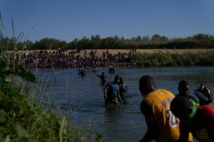 Casa Blanca lamenta el posible uso de látigos contra haitianos