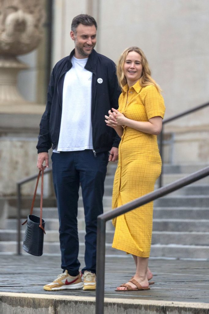 Jennifer Lawrence espera su primer bebé con su esposo Cooke Maroney