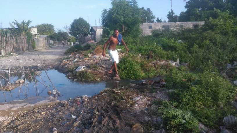 Comunitarios destruyen puente en Cabral, Barahona FOTO: Hércules Urbáez