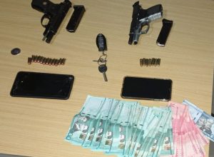 Apresan dos hombres con pistolas ilegales en la costa de Barahona