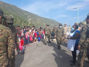 Entregan utiles escolares a hijos de militares fronterizos