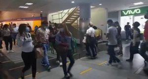 El ameno empleado del Metro que alegra las horas pico en el transfer