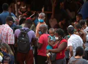 México reinicia vuelos humanitarios a Haití y traslada 70 migrantes