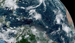 Imagen cedida el lunes, 20 de septiembre, por la Oficina Nacional de Administración Oceánica y Atmosférica (NOAA) de Estados Unidos a través del Centro Nacional de Huracanes (NHC) donde se muestra la localización de las tormentas tropicales Peter (c) y Rose (d) en el Atlántico. EFE/NOAA-NHC