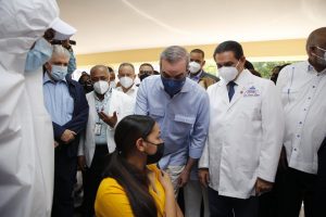 Gobierno inicia jornada de vacunación en escuelas de Santiago y la capital