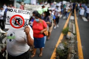 Salvadoreños salen a las calles para protestar contra Nayib Bukele