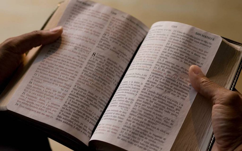 Educación donará La Biblia a estudiantes para una lectura "más libre"