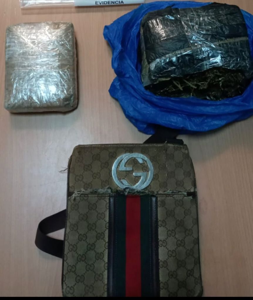 DNCD detiene hombre con paquete de marihuana y cocaína
