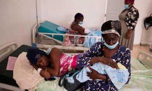 Haitianas paren más que dominicanas en la maternidad La Altagracia