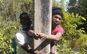 Amarran a un poste del tendido eléctrico a dos jóvenes secuestrados