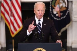 Biden dice a los no vacunados que su paciencia 