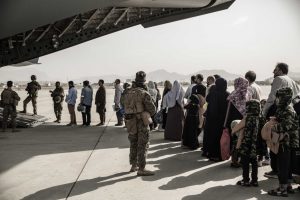 Mujeres y niñas evacuadas de Afganistán fueron obligadas a casarse