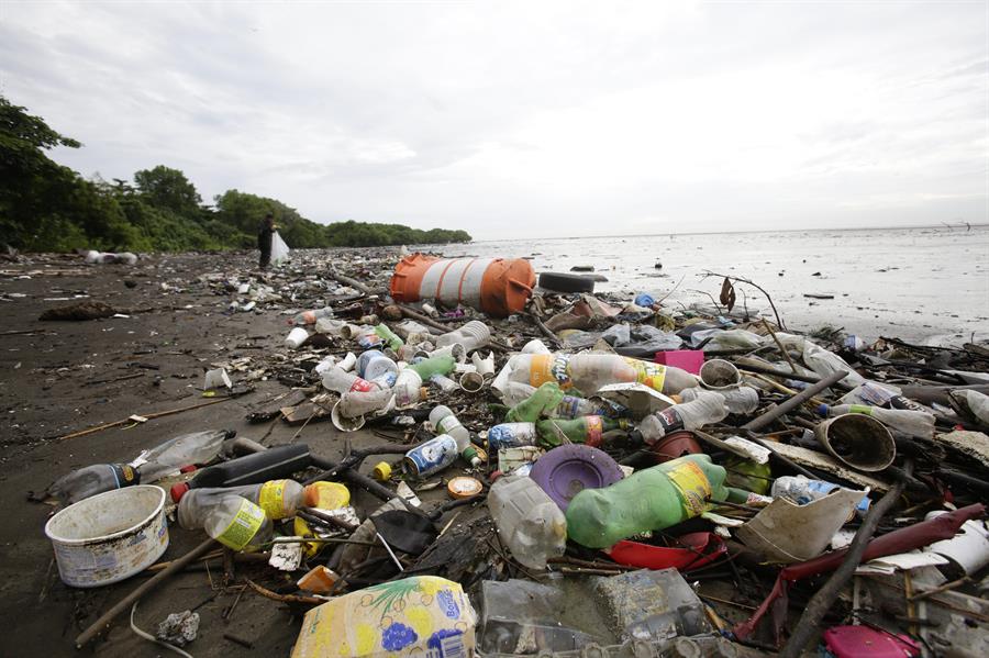 Ecuador sigue afectado por la basura que llega por corrientes marinas