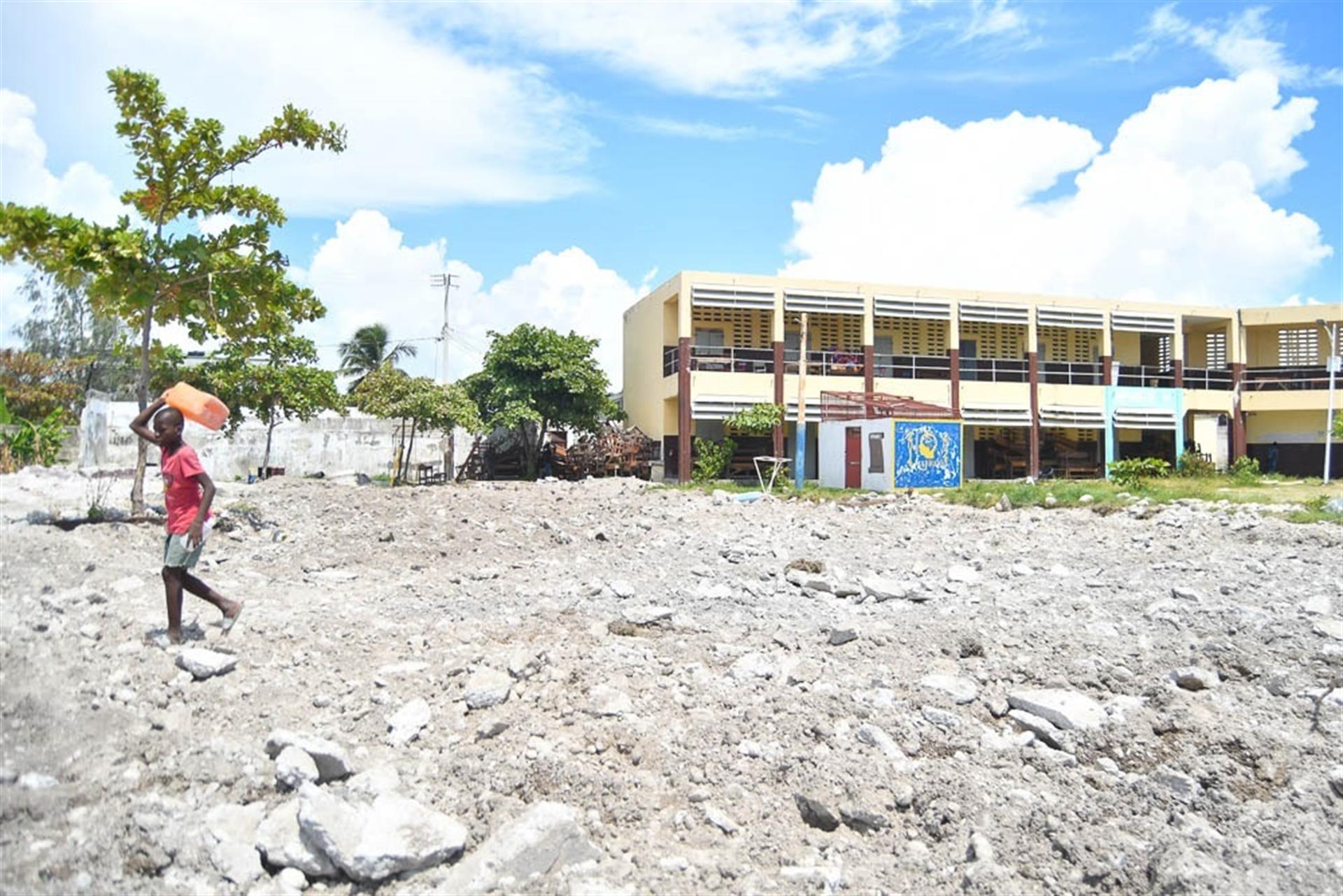 El sur de Haití reanuda las clases tras terremoto sin aulas a las que volver