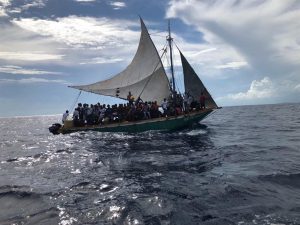 Detienen a grupo de migrantes haitianos tras desembarcar en playa de Florida