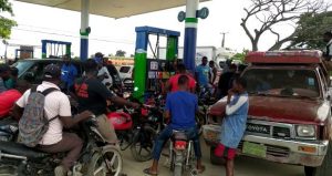 Haitianos cruzan a Elías Piña para abastecerse de combustibles