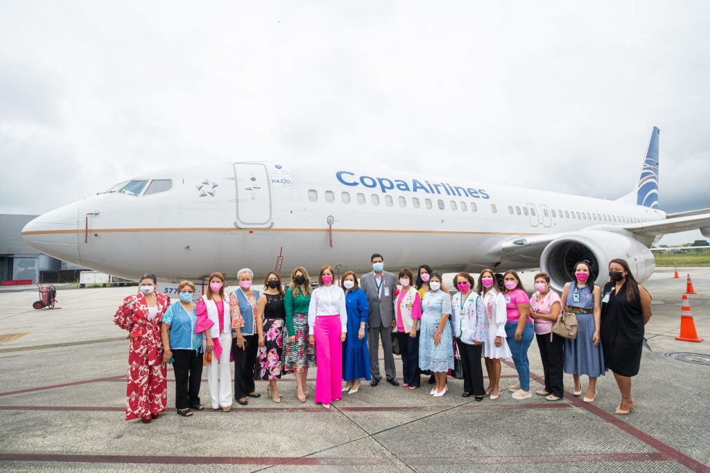 Copa Airlines inaugura con un "vuelo rosa" campaña contra el cáncer