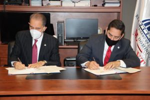 Firman acuerdo para beneficiar a dominicanos residentes en EEUU