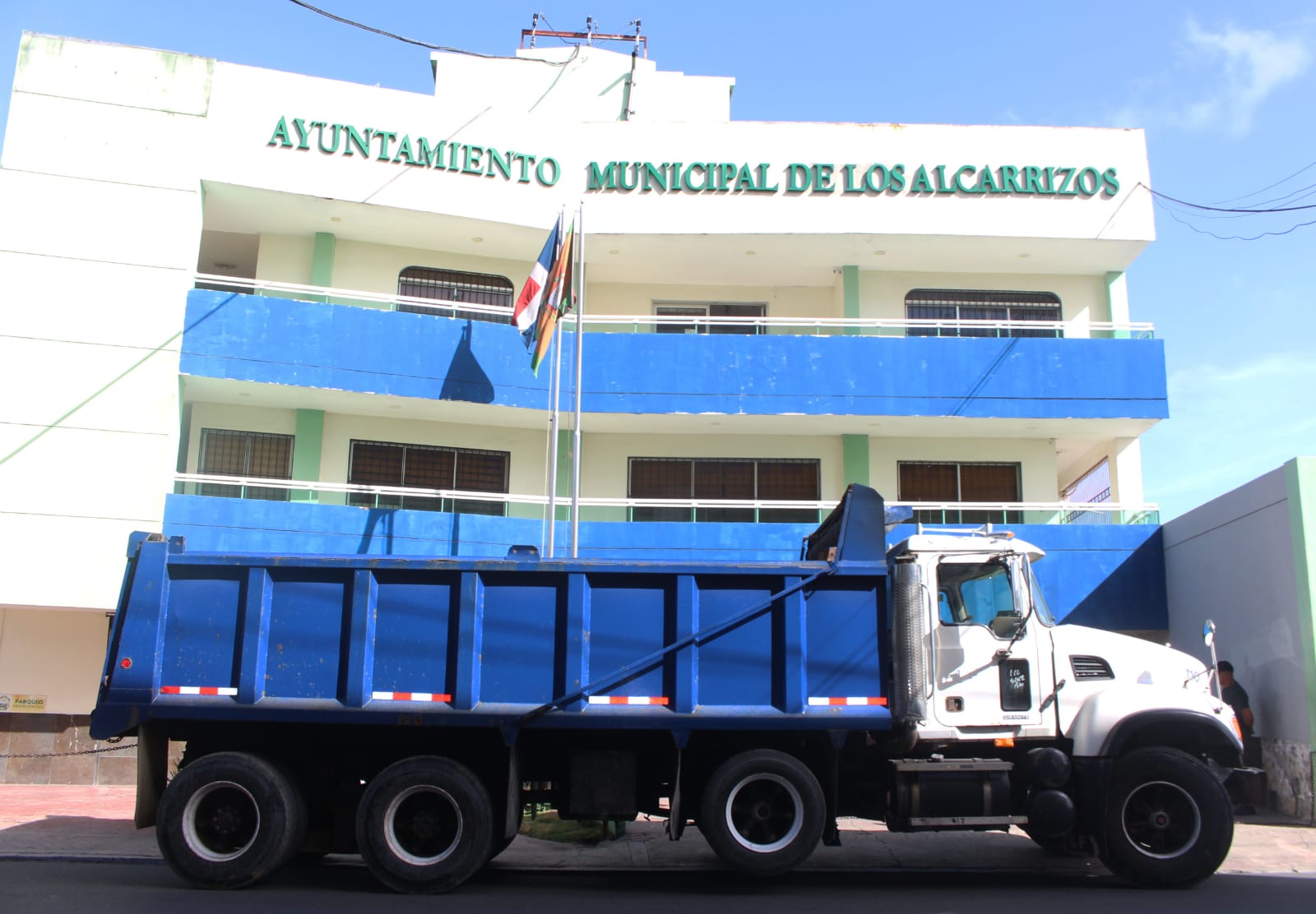 Alcaldía Alcarrizos incorpora camión adquirido al subastar jeepeta