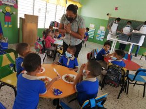 Un millón cien mil estudiantes almorzaron hoy en la Jornada Extendida