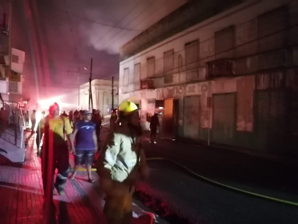 Mueren tres bomberos en voraz incendio en Casa Mora