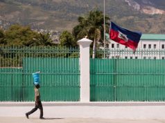 Un cadáver yace durante horas frente al Palacio Nacional de Haití